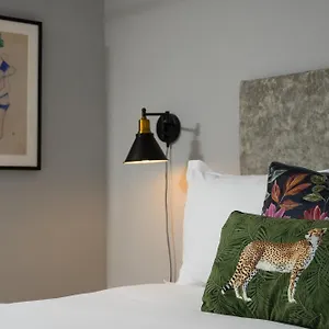 https://eight.tophotelsbath.com